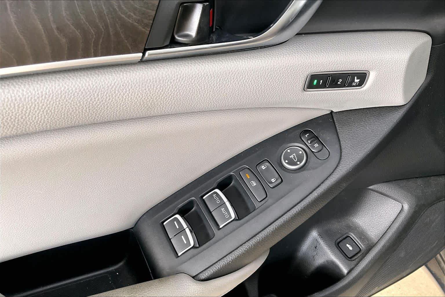 Used 2018 Honda Accord Touring image 14
