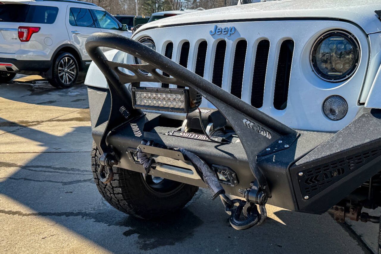 Used 2014 Jeep Wrangler Unlimited Sahara w/ Dual Top Group AWD/4WD image 9