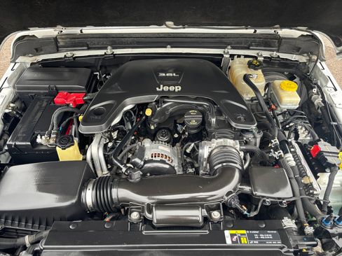 Used 2018 Jeep Wrangler Unlimited Sahara image 32