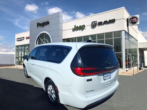 Used 2023 Chrysler Pacifica Touring-L image 3