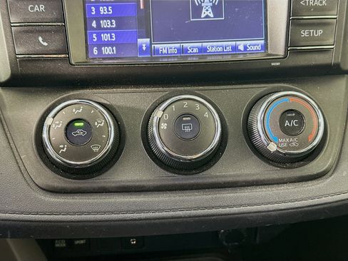 Used 2018 Toyota RAV4 LE image 22