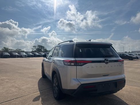 Used 2022 Nissan Pathfinder SV FWD image 17
