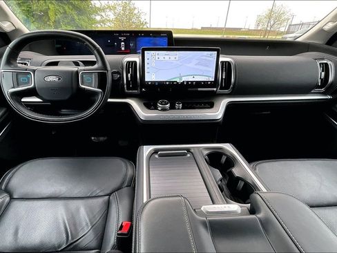 Used 2025 Ford Expedition Platinum image 18