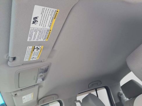 Used 2010 Nissan Frontier SE image 13