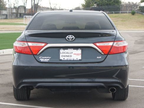 Used 2016 Toyota Camry SE image 3