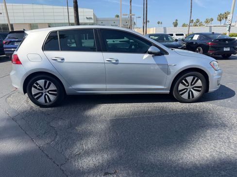 Used 2016 Volkswagen e-Golf SE image 6