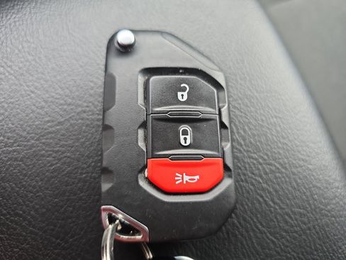 Used 2025 Jeep Gladiator Sport AWD/4WD image 28