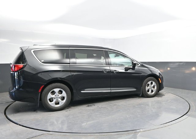 Used 2017 Chrysler Pacifica Touring-L Plus FWD image 2