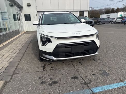 Used 2023 Kia Niro EX w/ EX Cold Weather Package image 3