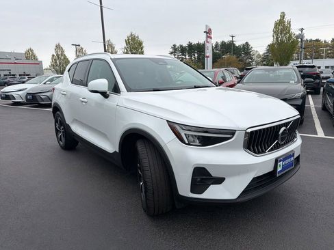 Used 2023 Volvo XC40 B5 Plus AWD/4WD image 3