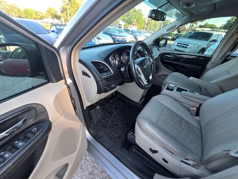 Used 2014 Chrysler Town & Country Touring FWD image 12