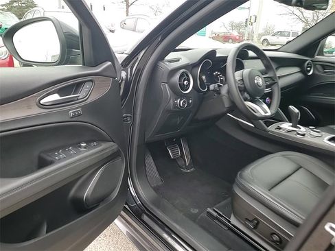 Used 2023 Alfa Romeo Stelvio Ti image 10
