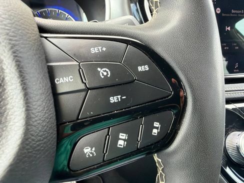 Used 2023 Chrysler Pacifica Touring FWD image 34