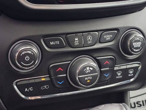 Used 2019 Jeep Cherokee Limited w/ Luxury Group AWD/4WD image 24