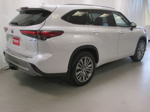 Used 2023 Toyota Highlander Platinum image 7