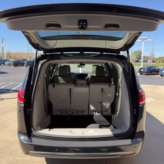 Used 2021 Chrysler Pacifica Limited FWD image 15