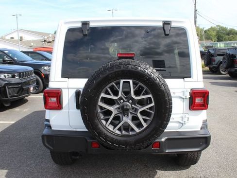 Used 2024 Jeep Wrangler Unlimited Sahara w/ Technology Group AWD/4WD image 29