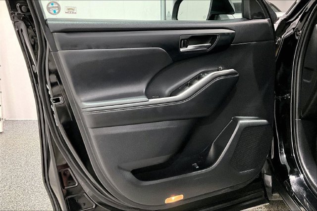Used 2020 Toyota Highlander XLE AWD/4WD image 25