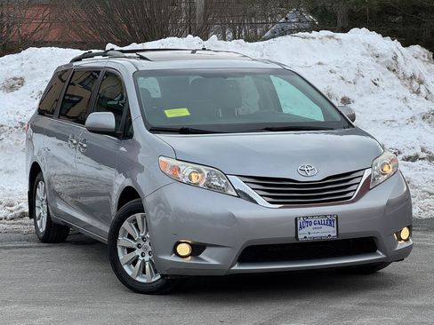 Used 2015 Toyota Sienna XLE image 1