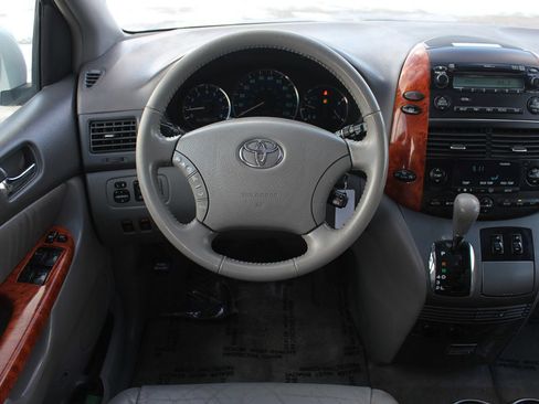 Used 2006 Toyota Sienna XLE image 10