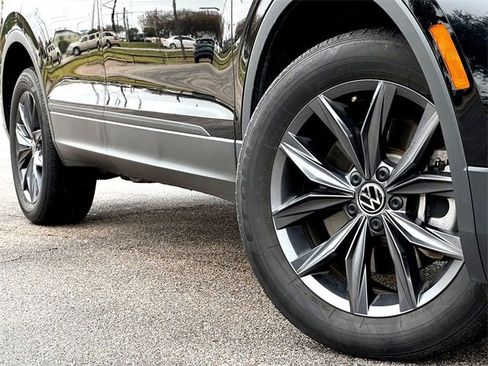 Certified 2024 Volkswagen Tiguan SE image 2