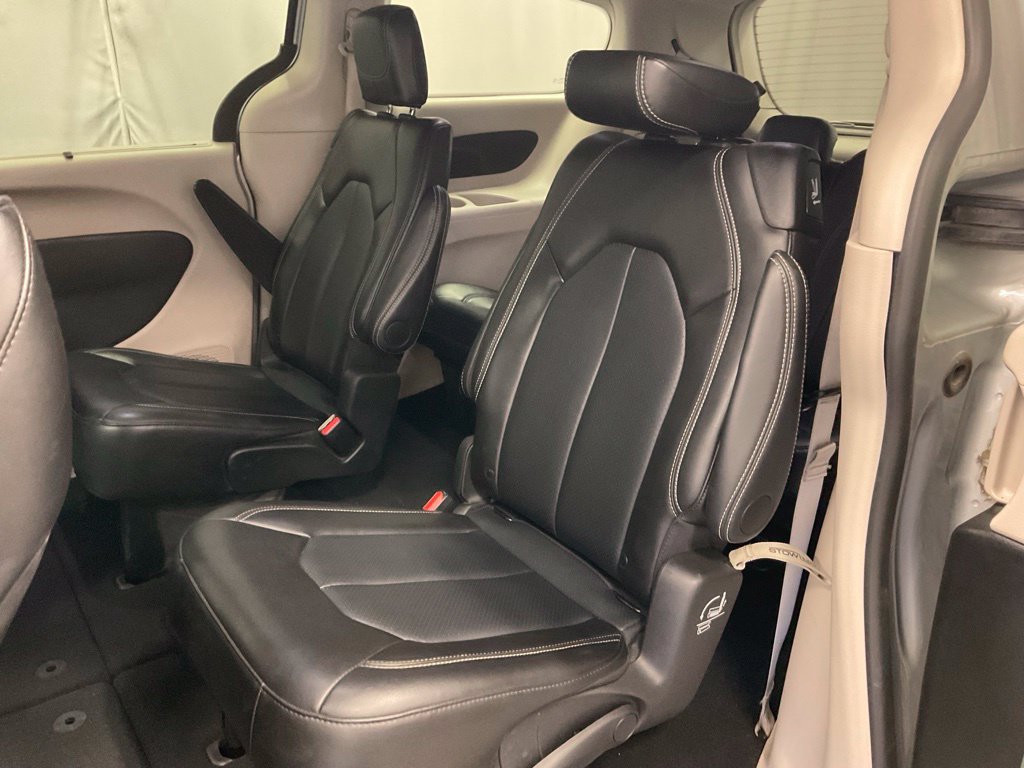 Used 2024 Chrysler Pacifica Touring-L FWD image 9