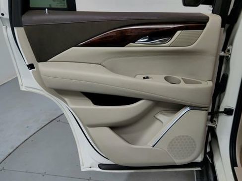 Used 2015 Cadillac Escalade Luxury image 18