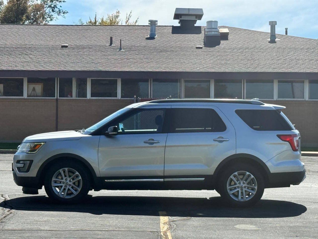 Used 2017 Ford Explorer XLT FWD image 2