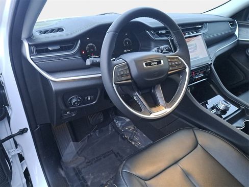 Certified 2024 Jeep Grand Cherokee Limited w/ Black Appearance Package image 16