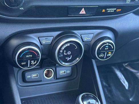 Used 2022 Hyundai Venue SEL image 23