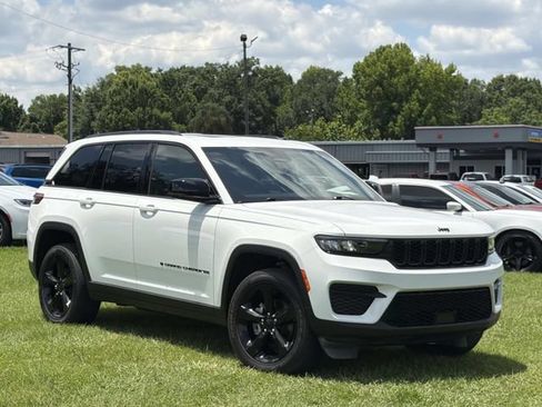 Used 2023 Jeep Grand Cherokee Altitude AWD/4WD image 14