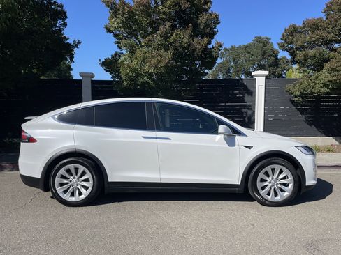 Used 2020 Tesla Model X Long Range AWD/4WD image 3