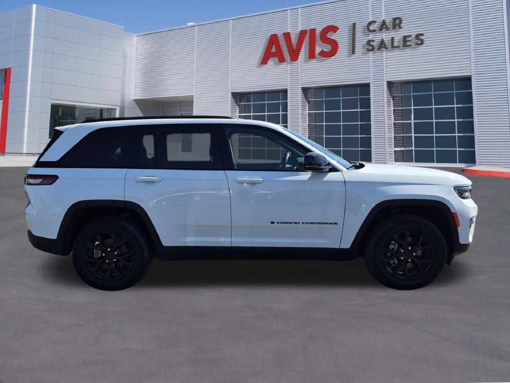 Used 2025 Jeep Grand Cherokee Altitude AWD/4WD image 5