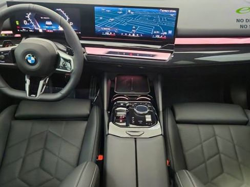 Used 2025 BMW 540i xDrive w/ M Sport Package AWD/4WD image 21