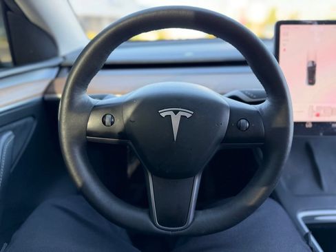 Used 2024 Tesla Model Y Long Range AWD/4WD image 5