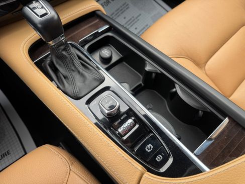 Used 2017 Volvo XC90 T6 Momentum w/ Vision Package image 23