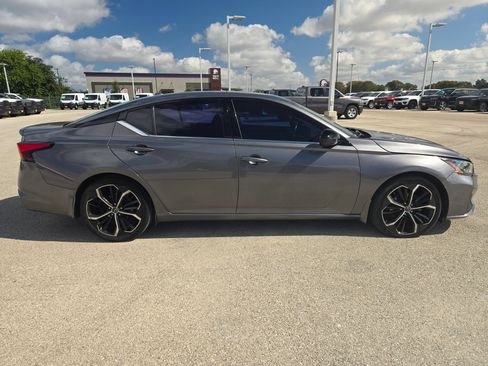 Used 2023 Nissan Altima 2.5 SR w/ SR Premium Package FWD image 2