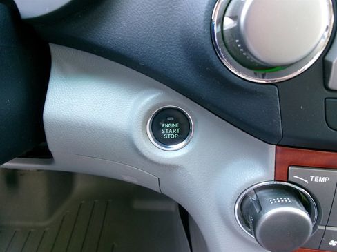 Used 2010 Toyota Highlander Limited image 36