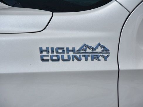 Used 2024 Chevrolet Suburban High Country AWD/4WD image 6