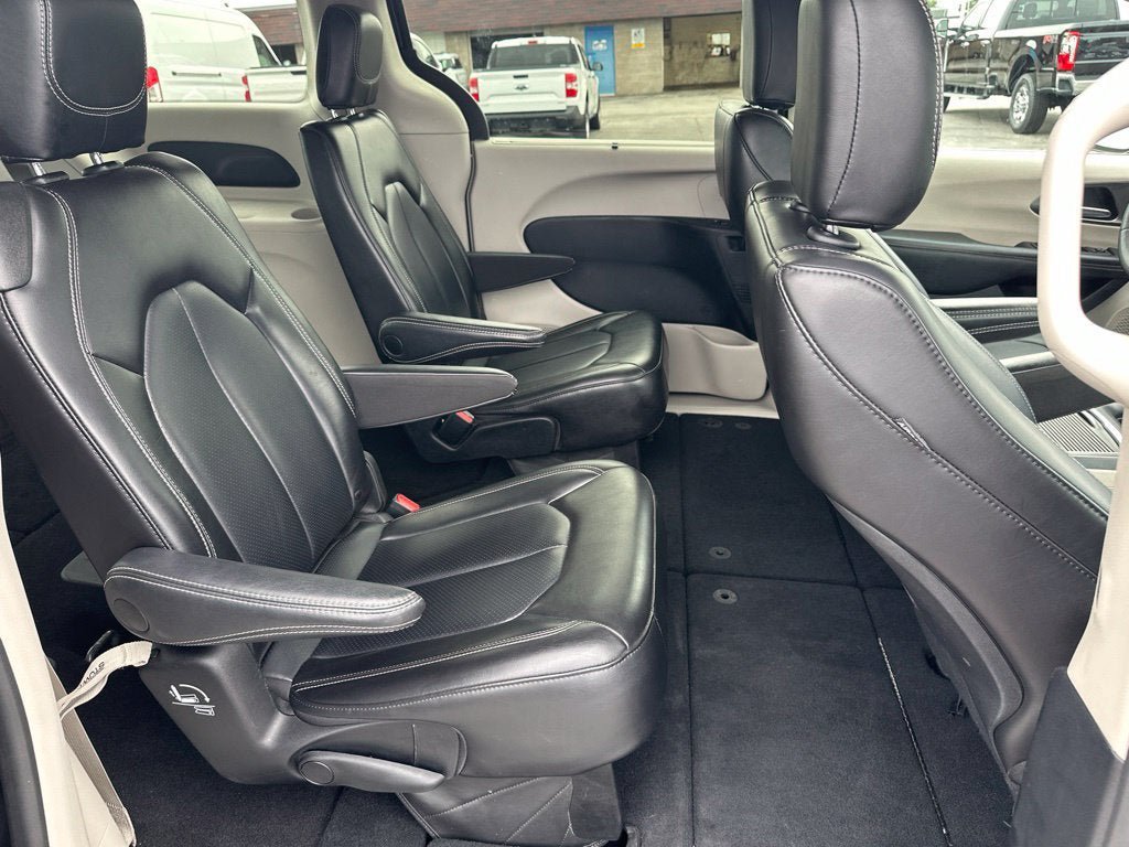 Used 2023 Chrysler Pacifica Touring-L FWD image 11