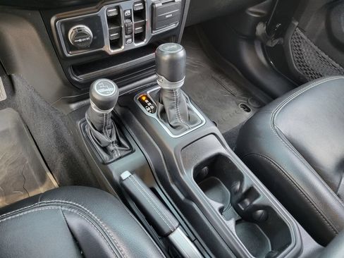 Used 2022 Jeep Wrangler Unlimited Sahara w/ Cold Weather Group AWD/4WD image 16