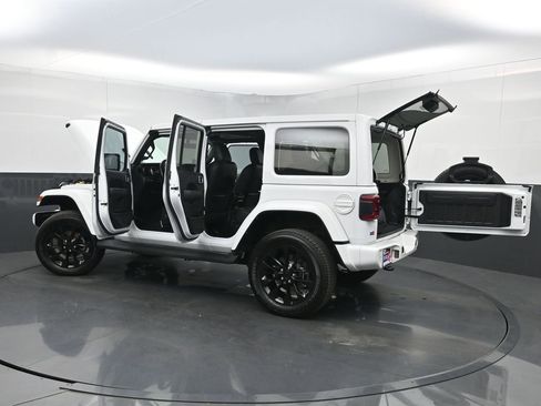 Used 2022 Jeep Wrangler Unlimited Sahara AWD/4WD image 38