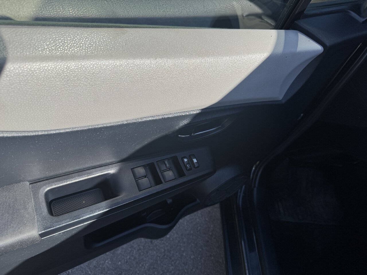 Used 2012 Toyota Yaris LE FWD image 10