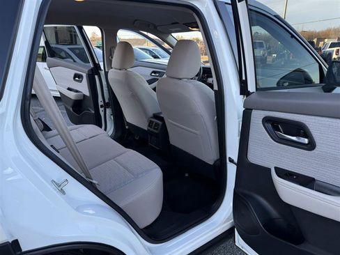 Used 2023 Nissan Rogue SV image 16