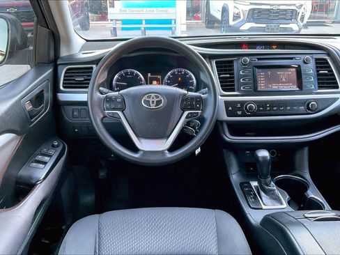 Used 2018 Toyota Highlander LE image 6