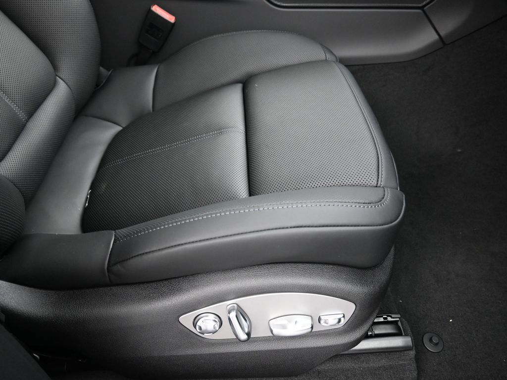 Certified 2025 Porsche Macan AWD/4WD image 30