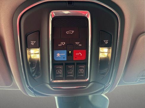 Used 2023 Jeep Grand Cherokee Limited w/ Luxury Tech Group II AWD/4WD image 18
