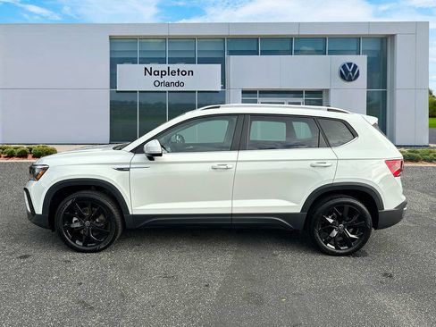 Used 2024 Volkswagen Taos SE FWD image 3