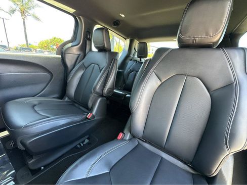Used 2025 Chrysler Pacifica Select FWD image 9