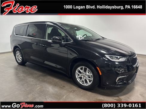 Used 2023 Chrysler Pacifica Touring-L FWD image 1